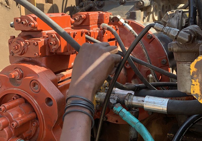 High-pressure hydraulic pumps, valves and cylinders for heavy equipment